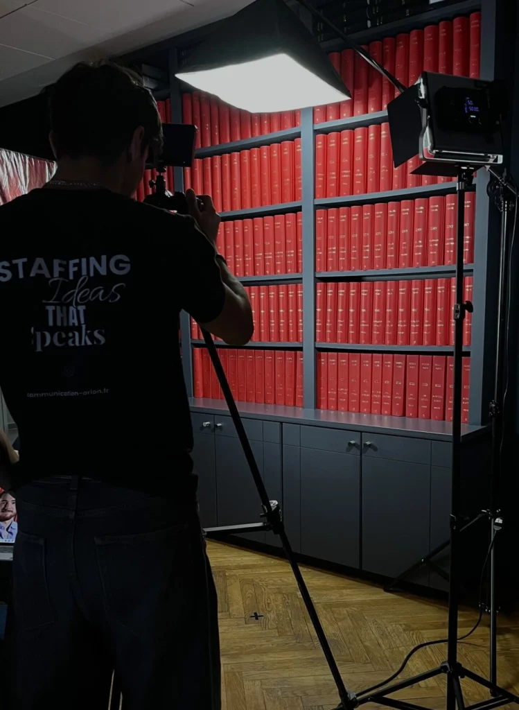 Coulisses de la création de l'identité visuelle de l'Office Notariale Gossein et Pages : tournage vidéo professionnel avec softbox et panneaux LED dans un bureau de prestige.